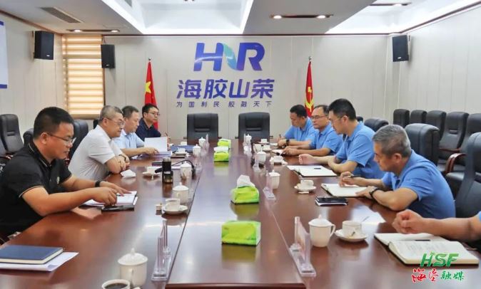 艾軼倫在海南橡膠山榮分公司座談。